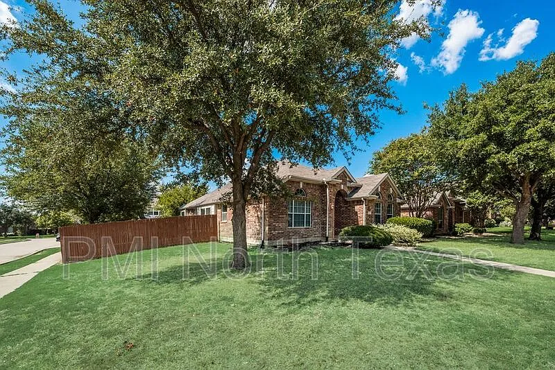 3 bed, 2.0 bath, 1808 sqft, $2,350 — Photo 3