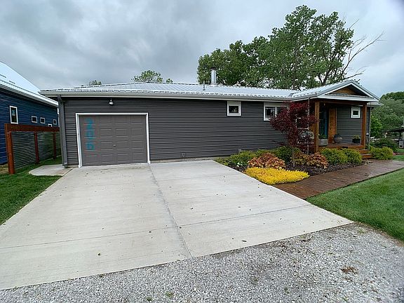 1 car garage, 2 car parking