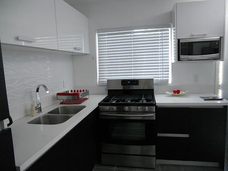 2119 N Beachwood Dr #5 — Photo 7