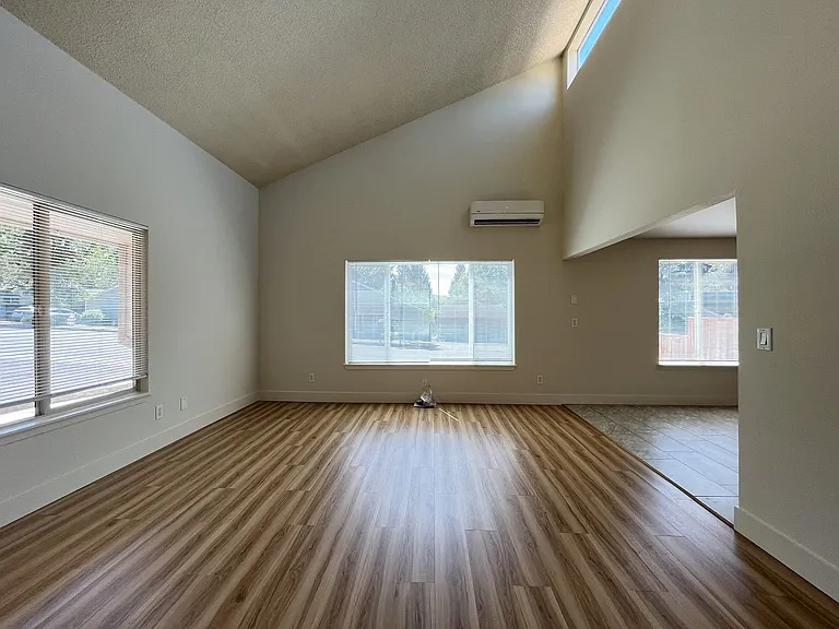 Bright and Airy Home with Stainless Steel Kitchen, Vaulted Ceilings & Washer + Dryer — Photo 25