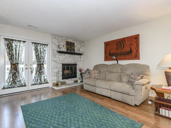 323 Riverview DRIVE #4, Delafield, WI 53018