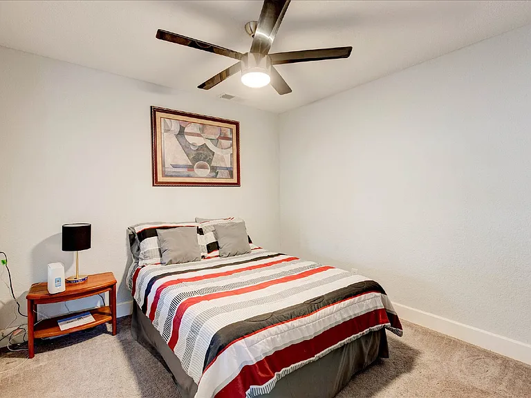 2801 W Biddison St — Photo 27