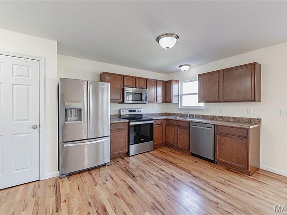 3rd image of 618 Country Heights Dr