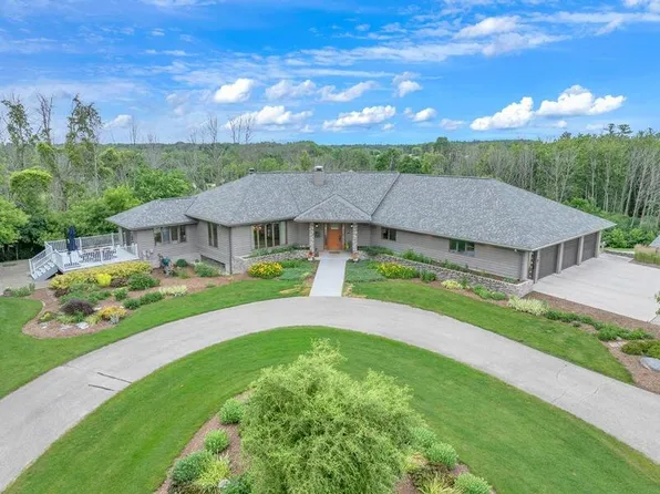 752 Dartmouth DRIVE, Sheboygan Falls, WI 53085