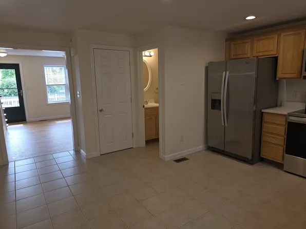 958 Warren Ave APT 8, Brockton, MA 02301
