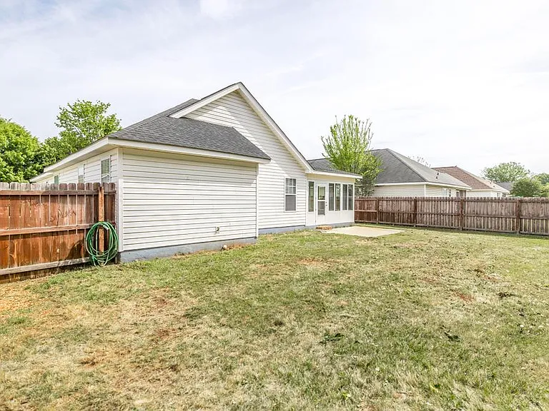 205 Wembley Dr — Photo 29