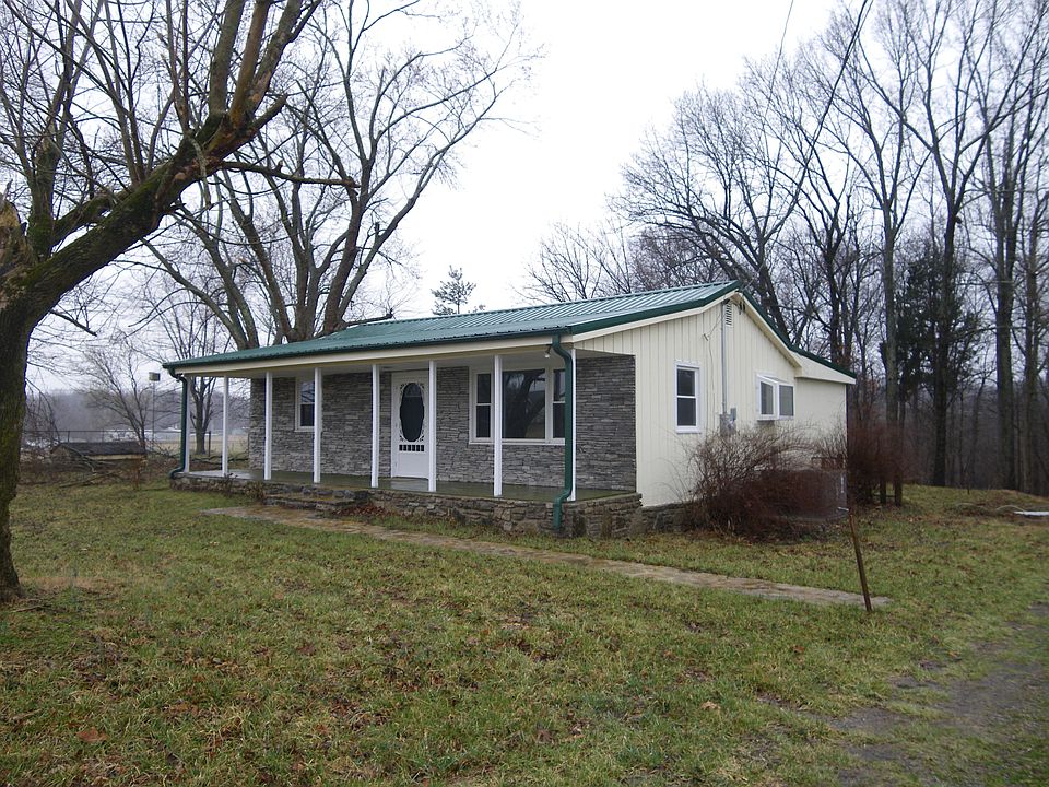 Cozy Cottage on quiet country road and sits on 1 acre