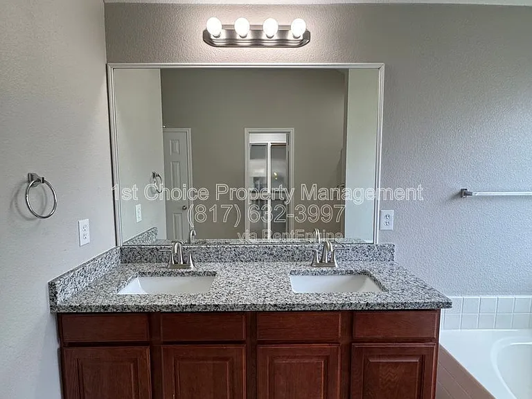 924 Marist Dr — Photo 15