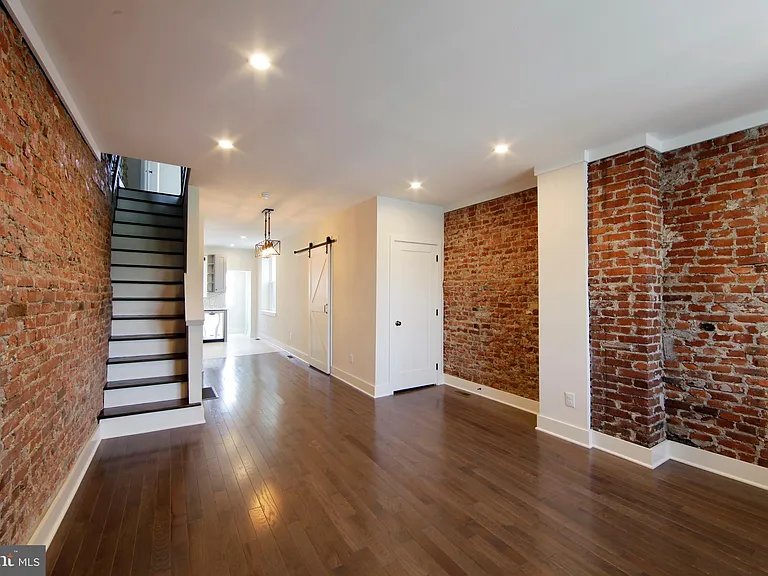 2677 Aramingo Ave — Photo 5