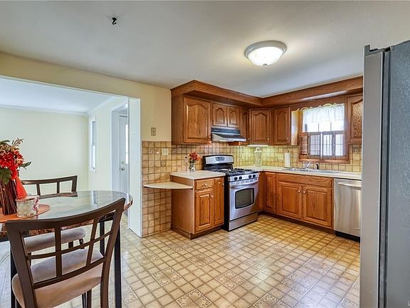 2nd image of 12 Woodcrest Ct