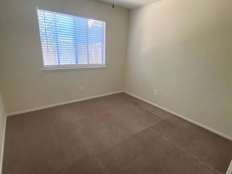 561 Amanda Ct — Photo 28
