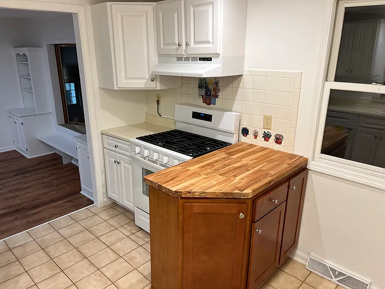 921 Onondaga St — Photo 10