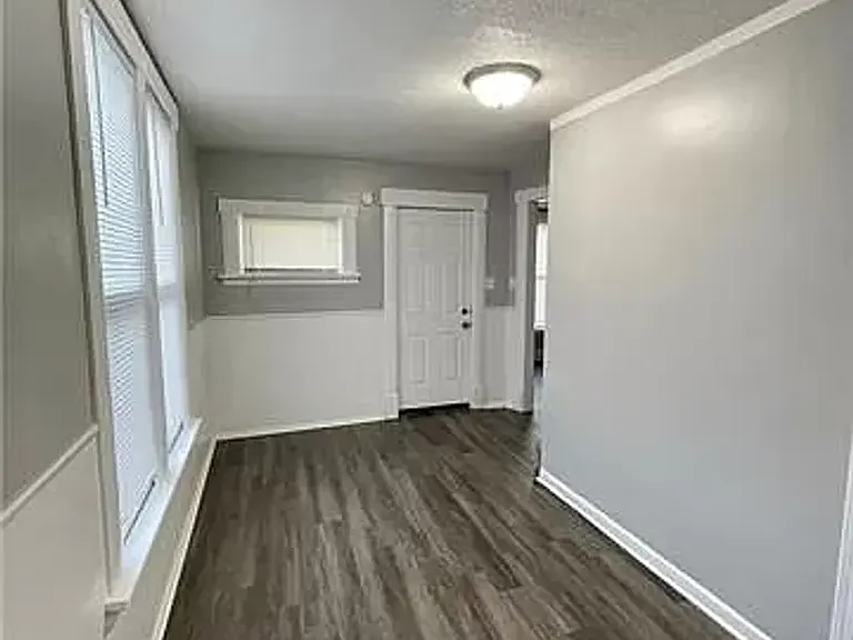 2208 Seneca St — Photo 9