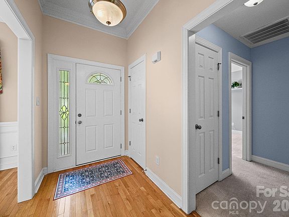5th image of 1042 Marguerite Dr