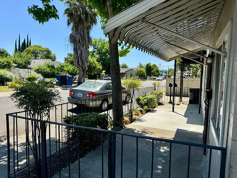 2515 N Franklin Ave #A — Photo 3