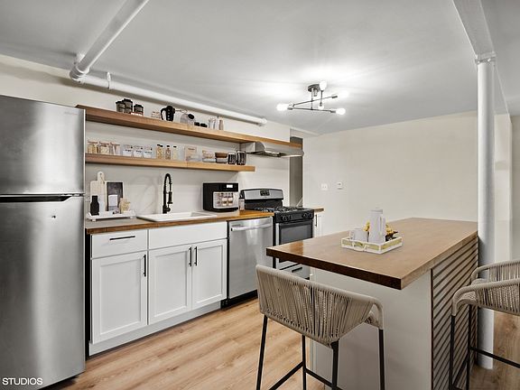 4th image of 4862 N Ashland Ave #G