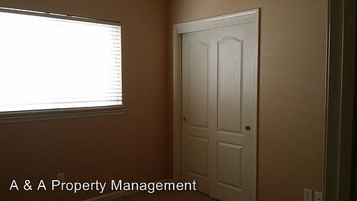 3rd image of 2533 E Plymouth Way