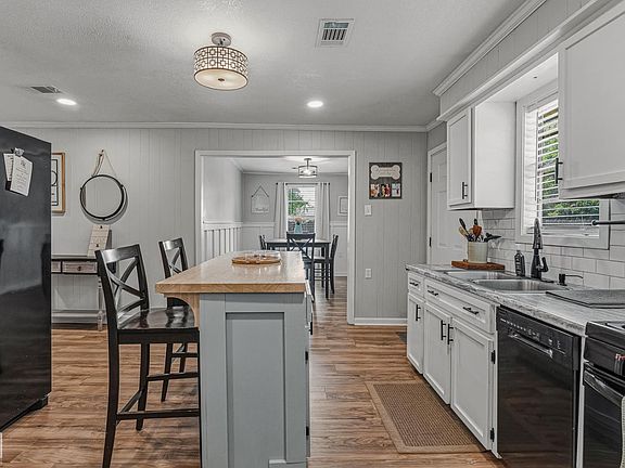 4th image of 807 Olathe St