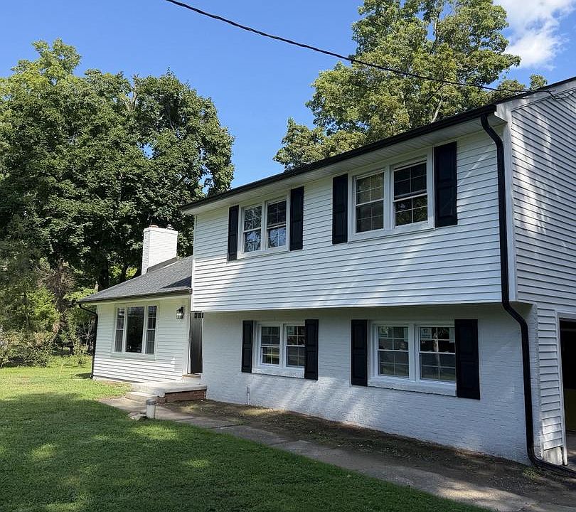 1st image of 367 W Upper Ferry Rd