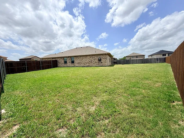 520 Cantebury Park Ln — Photo 21