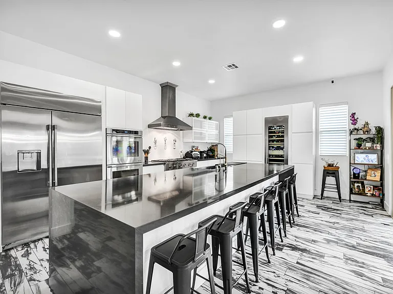 233 Castellari Dr — Photo 2