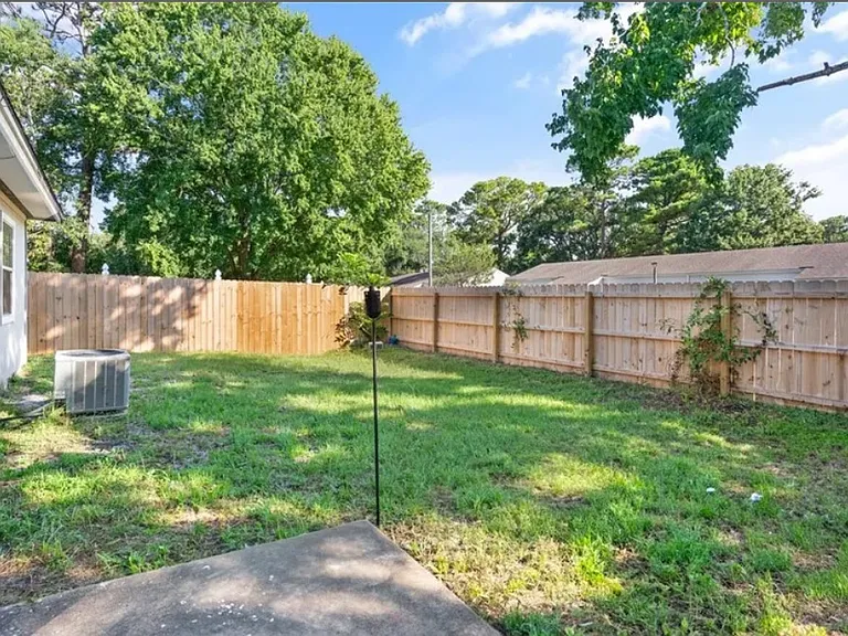 540 Chateau Cir — Photo 3