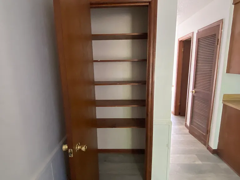 114 Colonial Ct — Photo 6