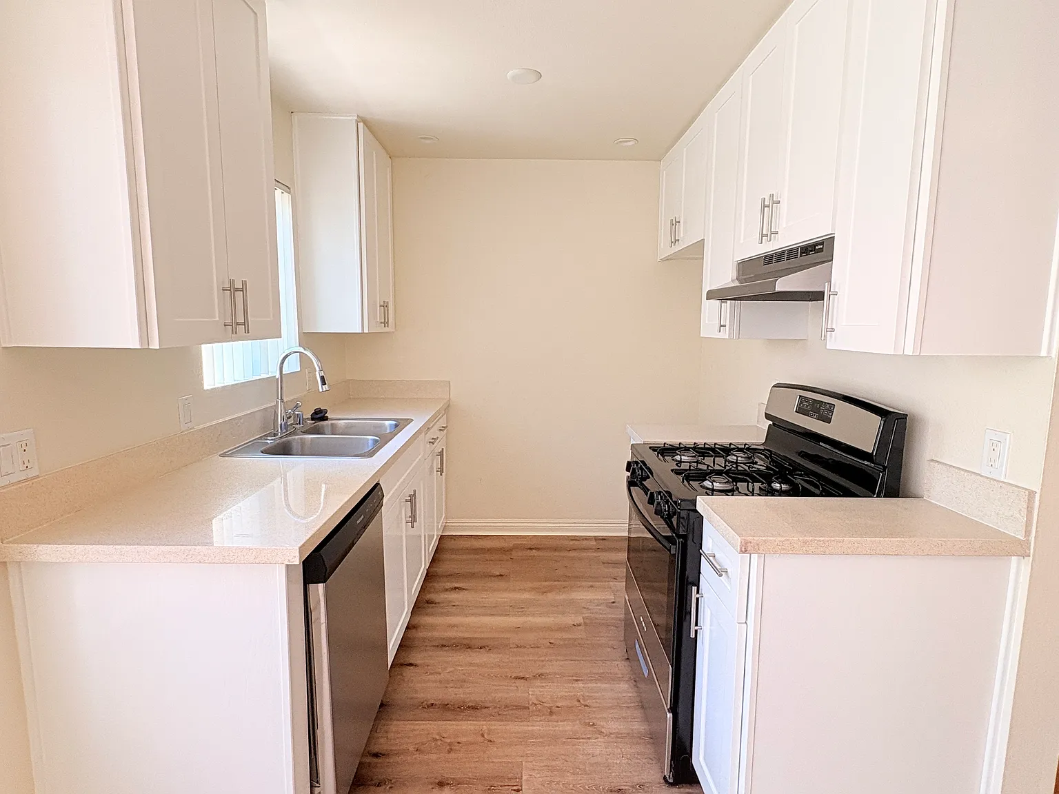 1049 Winchester Ave — Photo 3