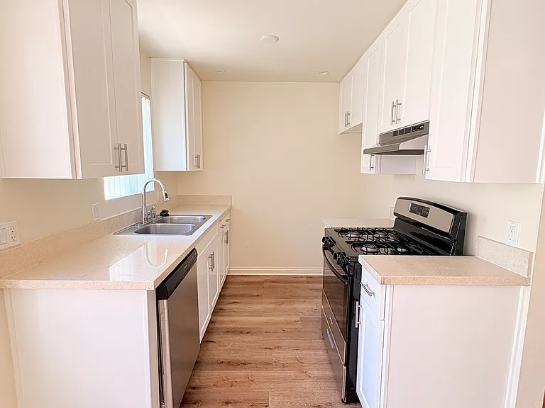 1049 Winchester Ave — Photo 3