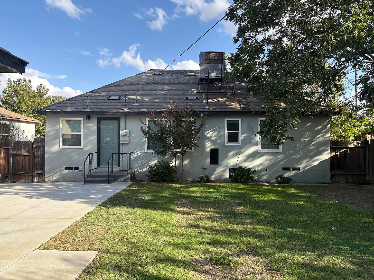 3 bed, 1053 sqft, $1,900 — Photo 2