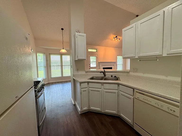 16404 Edgemere Dr — Photo 27