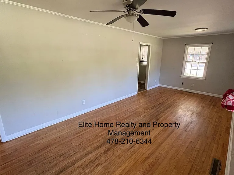 4322 Fairfax Dr — Photo 4