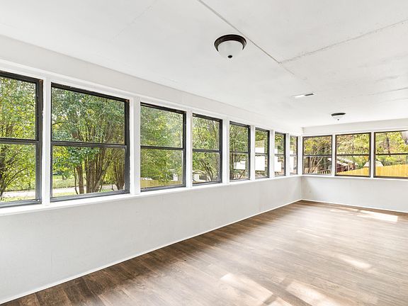 2nd image of 122 Lavenia Cir