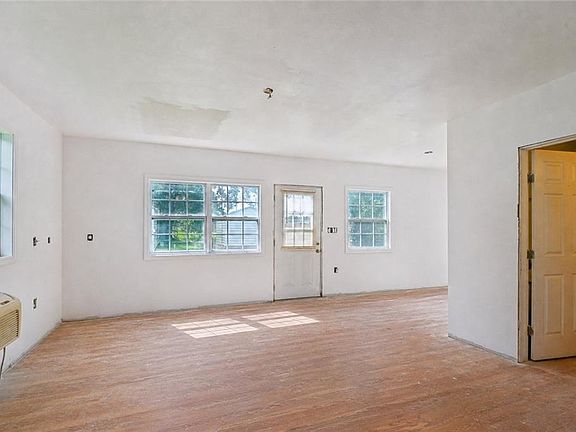 5th image of 1045 Oak Ave