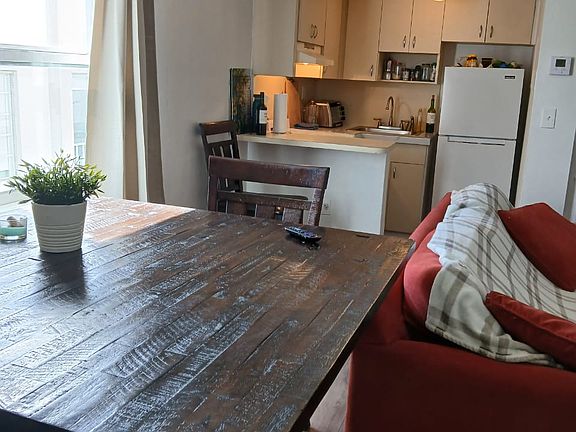 3rd image of 619 Euclid Ave APT 2C