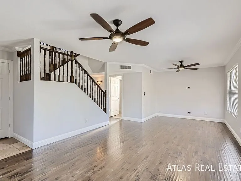 8834 W Willowbrook Dr — Photo 2
