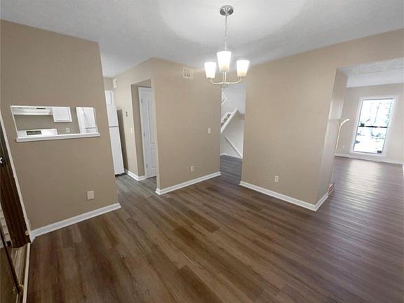 4th image of 688 Stratford Grn