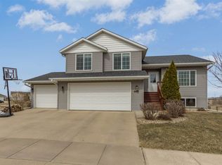 8417 Brighton Ct SW, Cedar Rapids, IA 52404