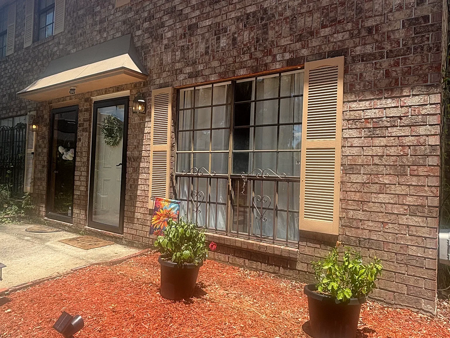 2220 E Victory Dr — Photo 1