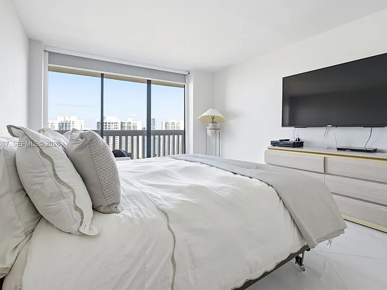 1000 W Island Blvd #2806 — Photo 15