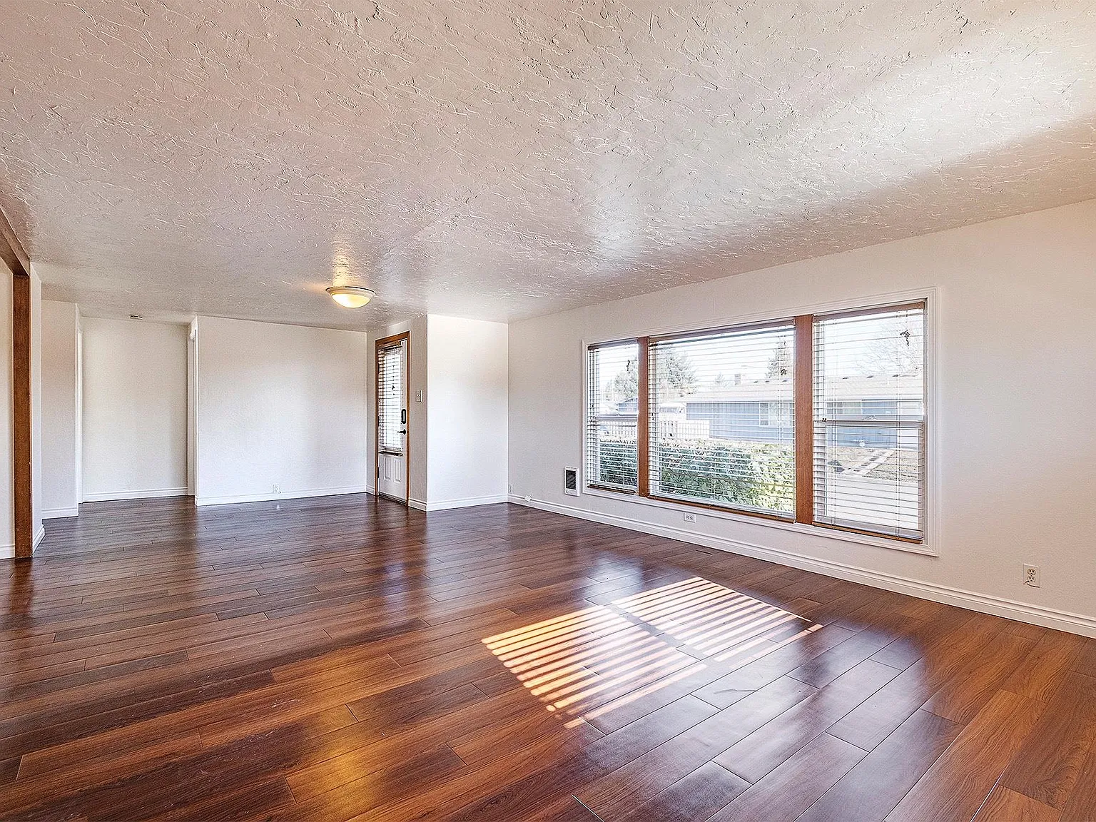757 S 8th Ave — Photo 2