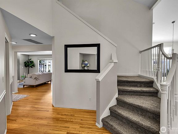 4th image of 915 N Laurel Lane