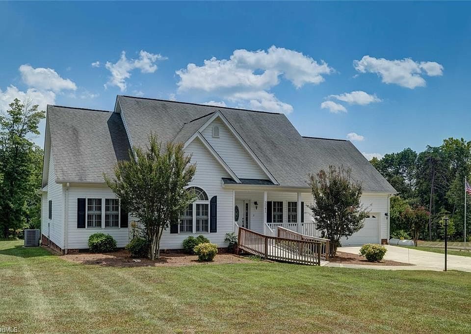 1st image of 3041 Country Ln