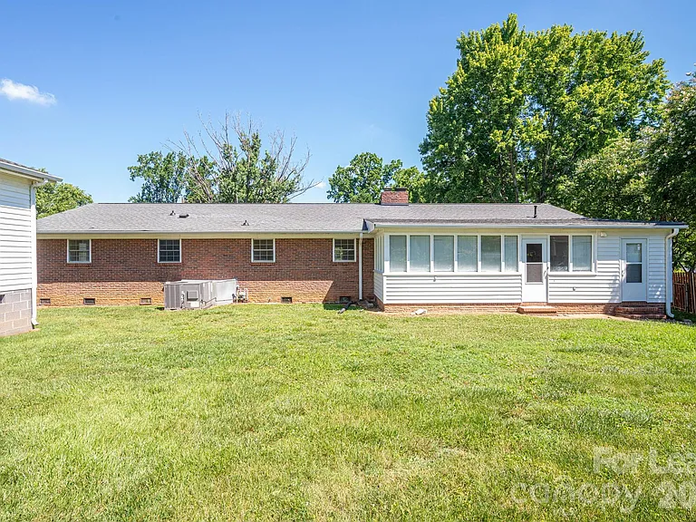 2020 Helen Dr — Photo 34