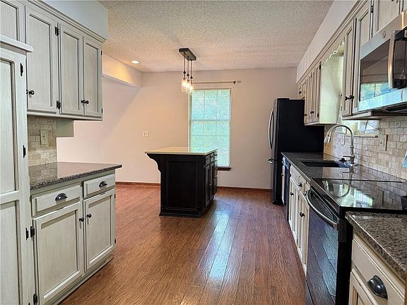 2nd image of 1201 NW Delwood Dr