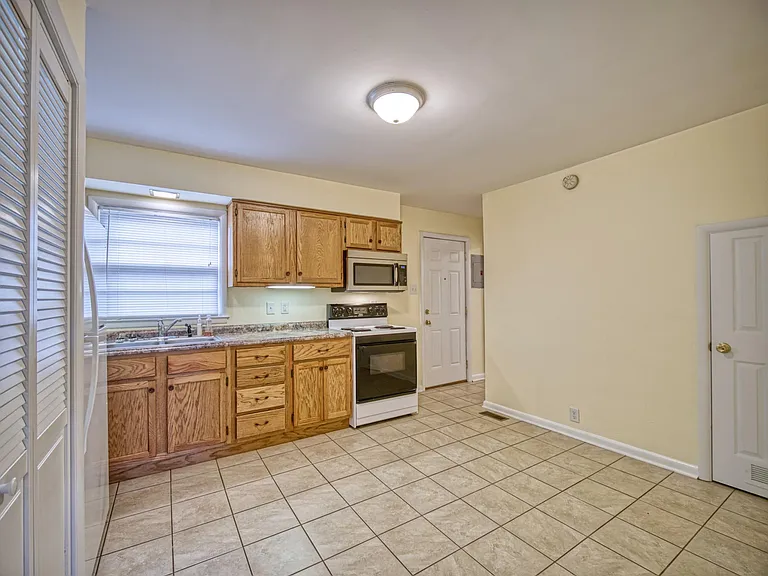 160 E Lowry Ln — Photo 6