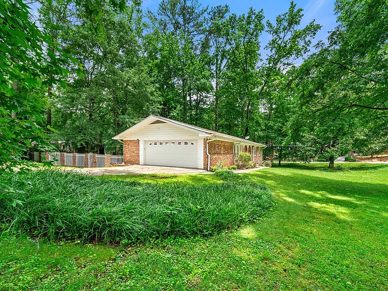 2895 Shelly Dr SW — Photo 2