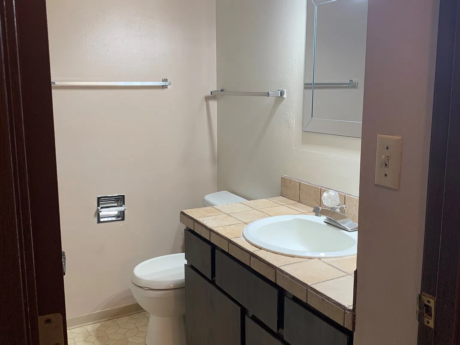 108 W Selah Ave — Photo 1
