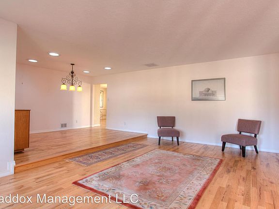 4th image of 2325 Cutler Ave NE