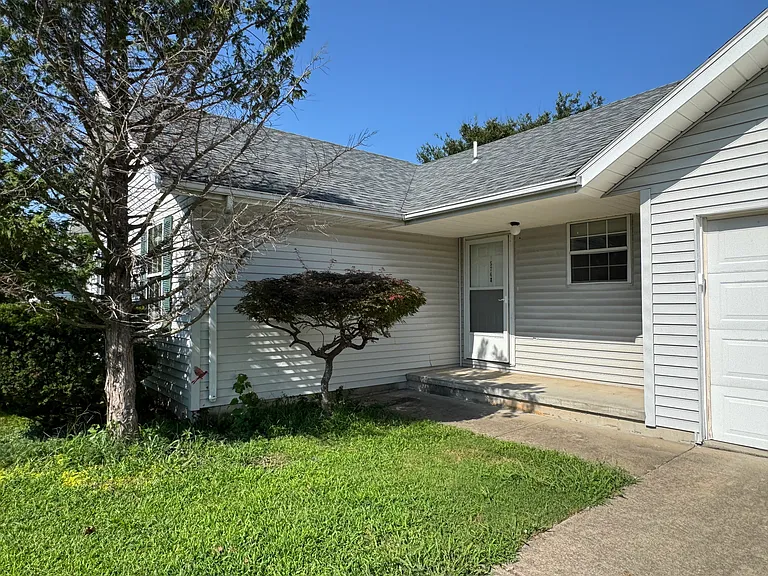5748 S Dayton Ave — Photo 2